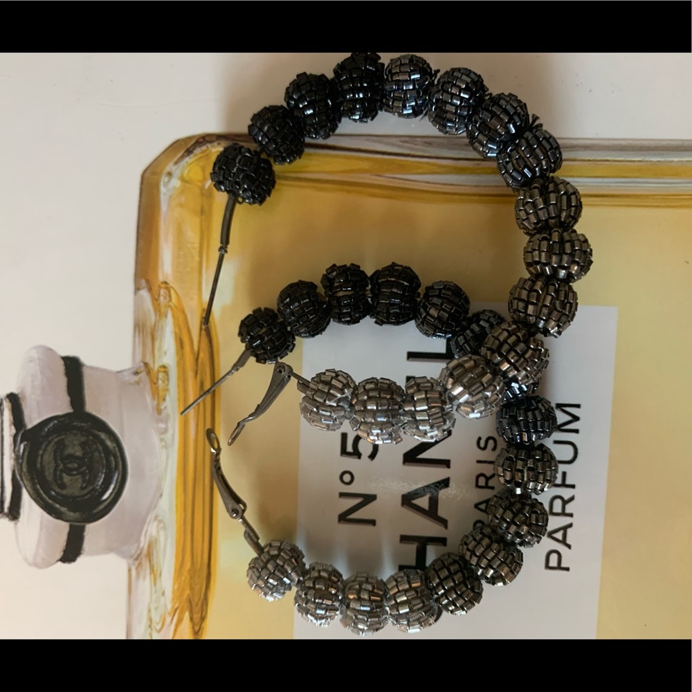 Beaded ombré hoop earring Black to Silver